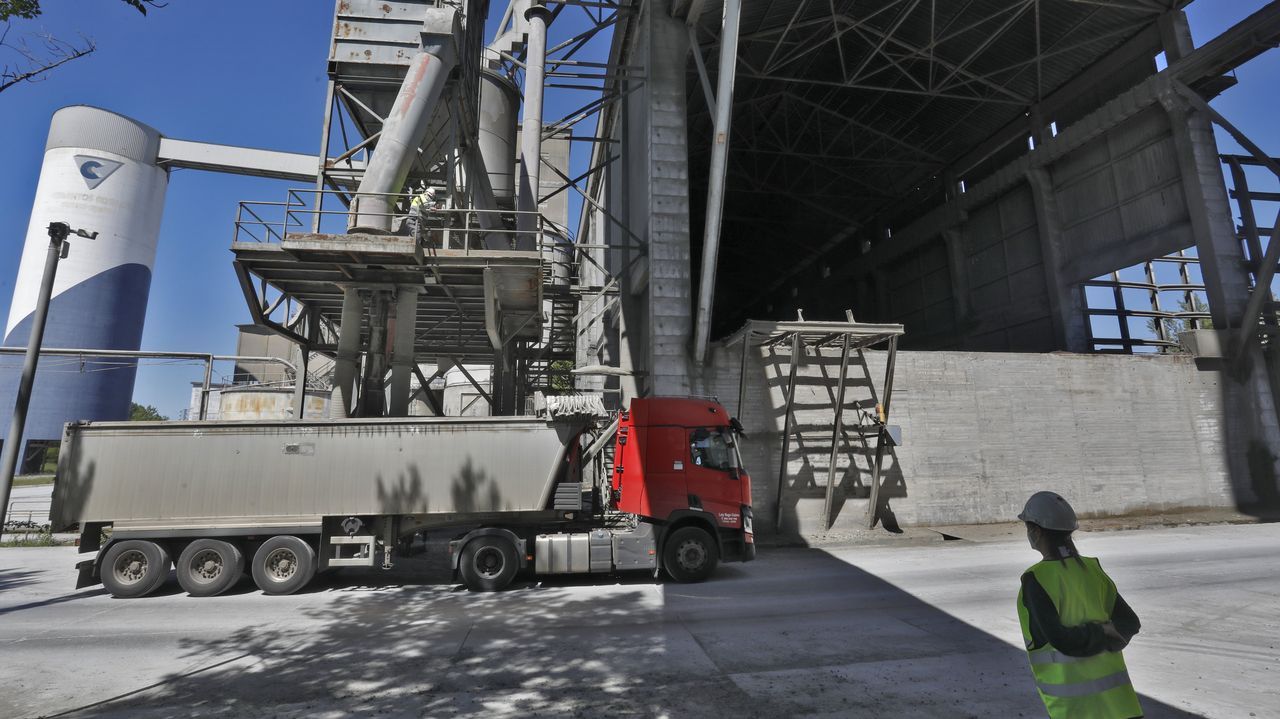 Las imgenes del trabajo de la cementera de Oural desde dentro.Imagen de un control de velocidad de la Guardia Civil