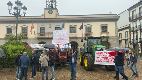 Ganaderos despidiéndose al término de la concentración de ayer