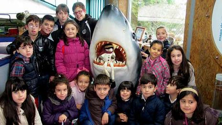 Emgrobes se llevó de excursión a medio centenar de niños a la península de Moreiras para que pudieran conocer el acuario y el museo de la salazón.