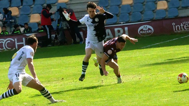 Un gris Pontevedra se deja otros 2 puntos en el cortacésped de Pasarón