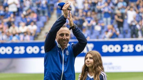 Santi Cazorla y su hija India, en el Carlos Tartiere