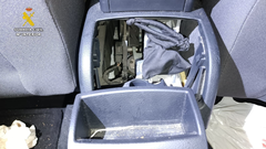 La Guardia Civil detiene a un conductor que llevaba droga escondida en la parte trasera de un cenicero del vehculo en el que circulaba.