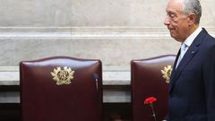 Rebelo de Sousa llega con un clavel a la sesin del Parlamento con motivo del aniversario