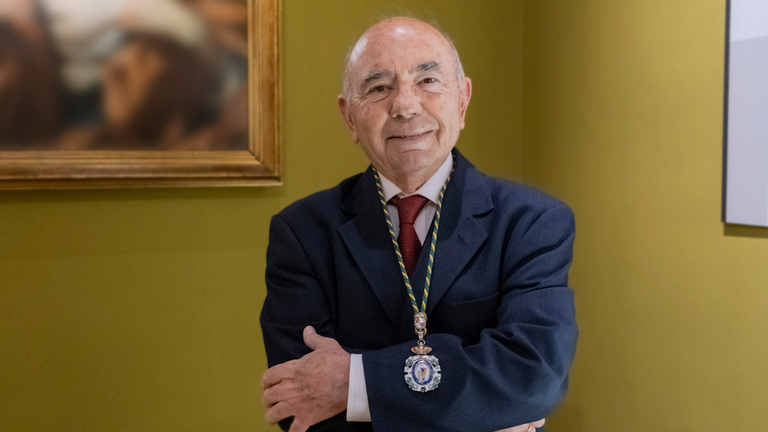 Julián García, catedrático de oftalmología: «Ves a gente que tiene el móvil a 15 centímetros de los ojos y entiendes muchos casos de consulta»