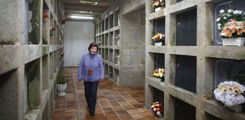 Maruxa Touceda se encarga a diario de las labores de limpieza y mantenimiento del cementerio de Arcos de Furcos, en Cuntis. 