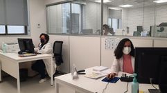 Las doctoras Hermitas García e Inés Navarro, en sus puestos del servicio de Hematología de Monforte