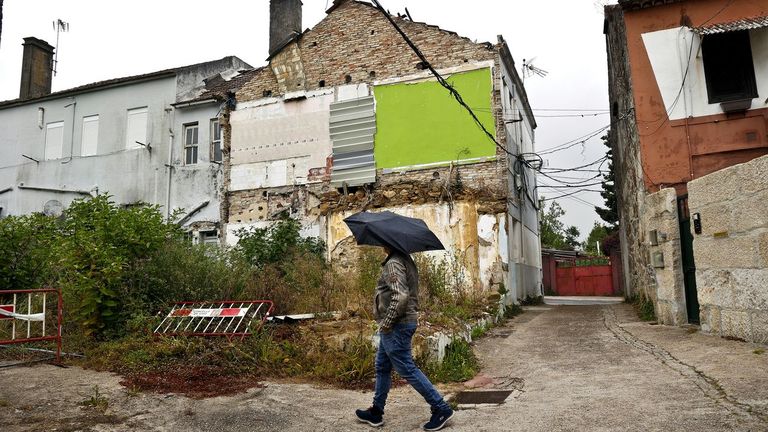 El Concello de Vigo derriba su casa en ruinas por peligrosa y le pasa una factura de más de 60.000 euros