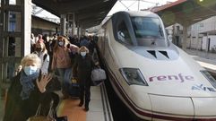 Llegada de pasajeros en el AVE procedente de Madrid a la estacin de Ourense