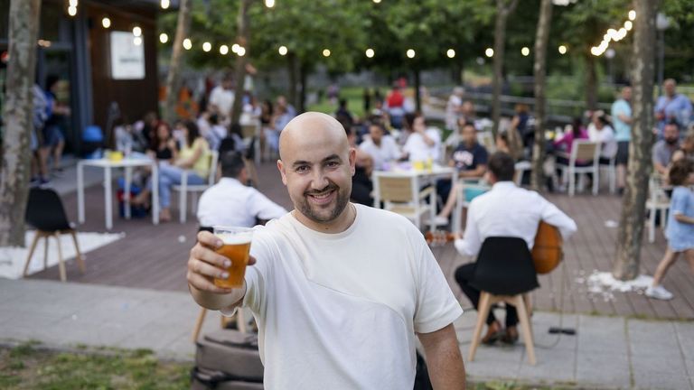 Pablo, frente al espacio que ha creado en el nuevo O Bar dos Patos en A Valenzá