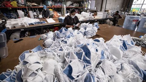 Empleados de una empresa californiana cosen mascarillas para hacer frente al coronavirus