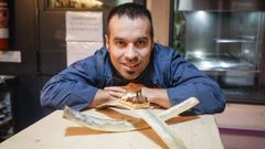 El chef Alberto Fernndez posa junto al brioche de costilla de buey que le ha hecho ganar el concurso