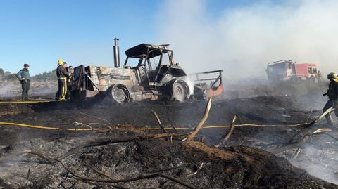Las llamas destruyeron el tractor, que trabajaba al lado de la carretera que lleva de Abume a Cazn