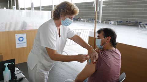 Un ciudadano siendo vacunado ayer en el recinto ferial de Pontevedra, donde la afluencia al medioda era escasa y donde hoy hay hueco para que se inmunicen 600 personas con autocita