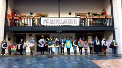 Los participantes en la iniciativa posan con las letras que conforman centro sociocultural delante de la Casa del Chino