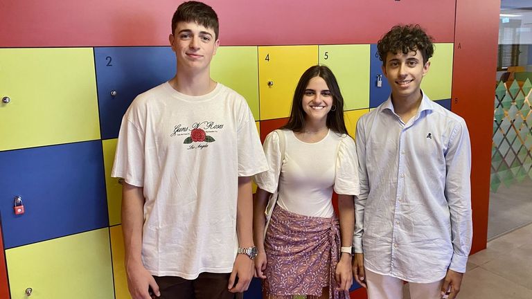 De izquierda a derecha, Jorge de la Mano, Paula Rodríguez e Iyan López