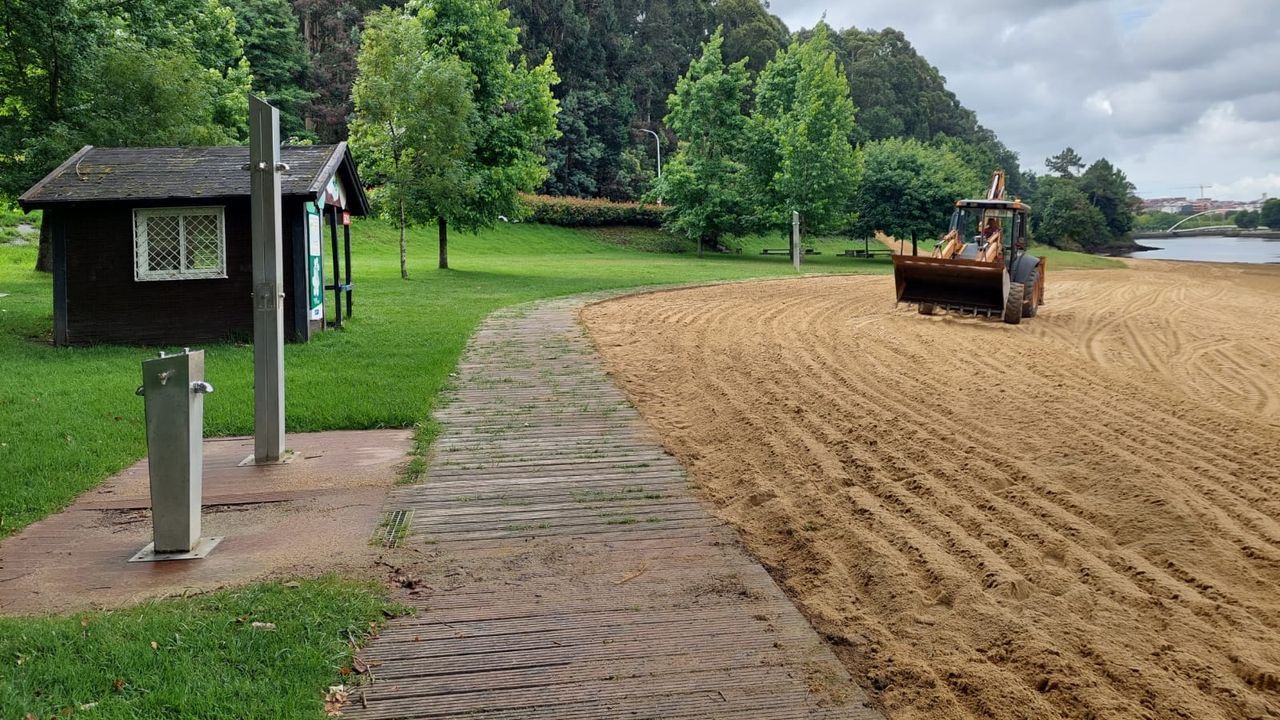 La polica nacional acompaa a los Special Olympics en el Camino de Santiago.Trabajos de acondicionamiento de la playa fluvial del Lrez, en Pontevedra