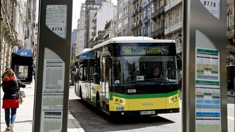 Autobs urbano en una parada de Vigo