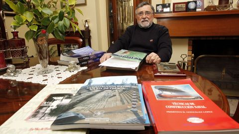 En la imagen, el profesor Primitivo Gonzlez, con algunas de sus publicaciones