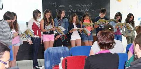 Los alumnos del colegio As Forcadas, autores del libro, durante un momento de la presentación en Corme.
