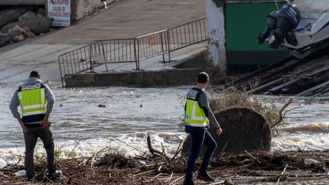 Los servicios de emergencia trabajan en la zona afectada por el desbordamiento del torrente de Sant Lloren