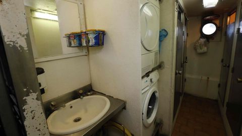 La lavadora y la secadora, en la zona del lavabo, los inodoros y las duchas de la tripulacin