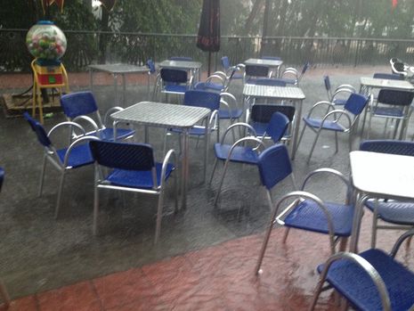 ...La lluvia aneg� la zona del Malec�n