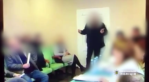 Concejal ucraniano detona granadas en un pleno