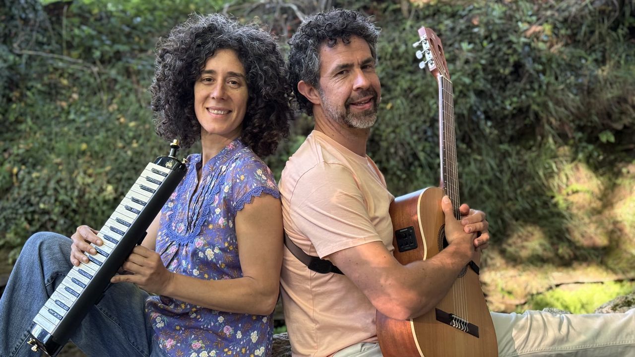 El d�o musical formado por Mar�a Oxeito y Nico Mao.