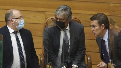 Pedro Puy, ayer con mascarilla tras recuperarse de un infarto, entre Miguel Tellado y Núñez Feijoo