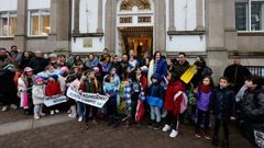 Un grupo de padres y alumnos del CEIP Froebel, de Pontevedra, el pasado 24 de enero a las puertas del colegio