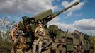 Operarios de un 2S22 Bohdana preparan un disparo en la línea del frente de Donetsk.