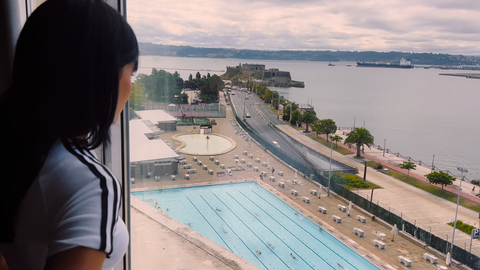 Momento del documental en el que Aitana mira por la ventana del hotel Finisterre deA Corua, antes de actuar en el Morria Fest.