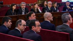 Los lderes independentistas acusados por el proceso soberanista cataln que deriv en la celebracin del 1-O y la declaracin unilateral de independencia de Catalua (DUI), (primer banco) Jordi Snchez (i), expresidente de ANC; Jordi Turull (2i), exconsejero de Presidencia; Josep Rull (3i), exconsejero de Territorio y Sostenibilidad; (segundo banco) Oriol Junqueras (3d), exvicepresidente de la Generalitat; Ral Romeva (2d), exconsejero de Asuntos Exteriores; y Joaquim Forn (d), exconsejero de Interior, durante la primera jornada del juicio en el Tribunal Supremo, en una imagen de archivo.