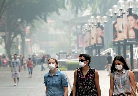 Ayer la contaminacin en Singapur baj ligeramente.