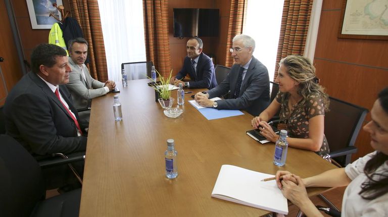 A la izquierda, Warren Rudman, representante de Sentury, durante la reunión a la que asistieron el conselleiro Francisco Conde, la delegada territorial de la Xunta, Martina Aneiros, y el presidente de la Autoridad Portuaria Ferrol-San Cibrao, Francisco Barea.
