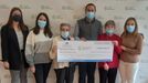 La entrega del cheque fue en la sede de la AECC en Ourense