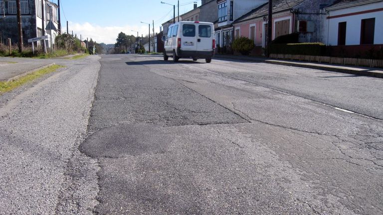 En Martiñán (Vilalba) el firme está muy deteriorado por la falta de mantenimiento