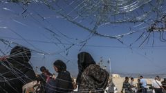 Palestinos esperan en el borde de la frontera para abandonar Gaza hacia Egipto por el paso de Rafah
