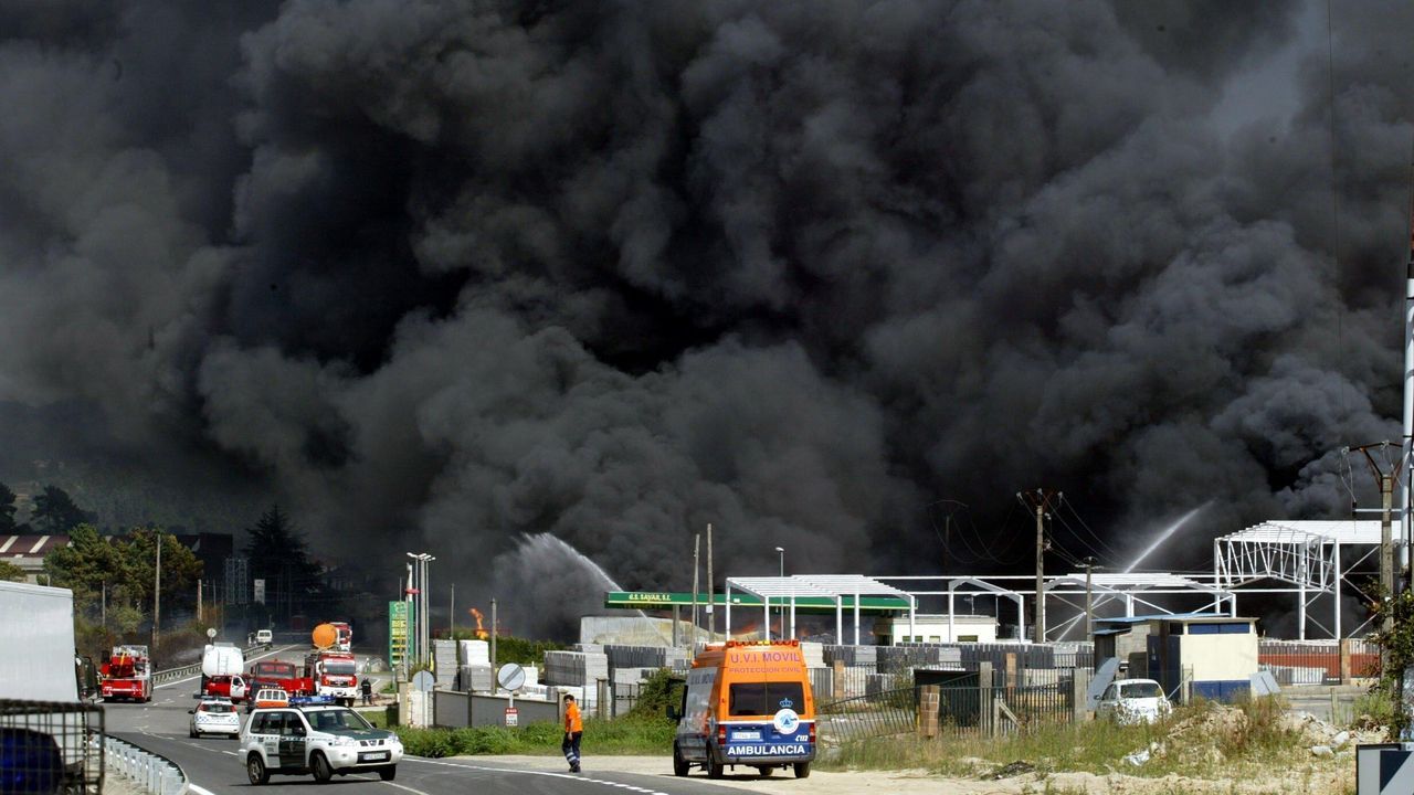 Vertederos.Humareda negra posterior a la explosi�n e incendio registrado en la nave industrial de Brenntag en el a�o 2006.
