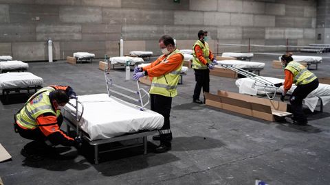 Preparativos del hospital improvisado en el recinto ferial de Madrid
