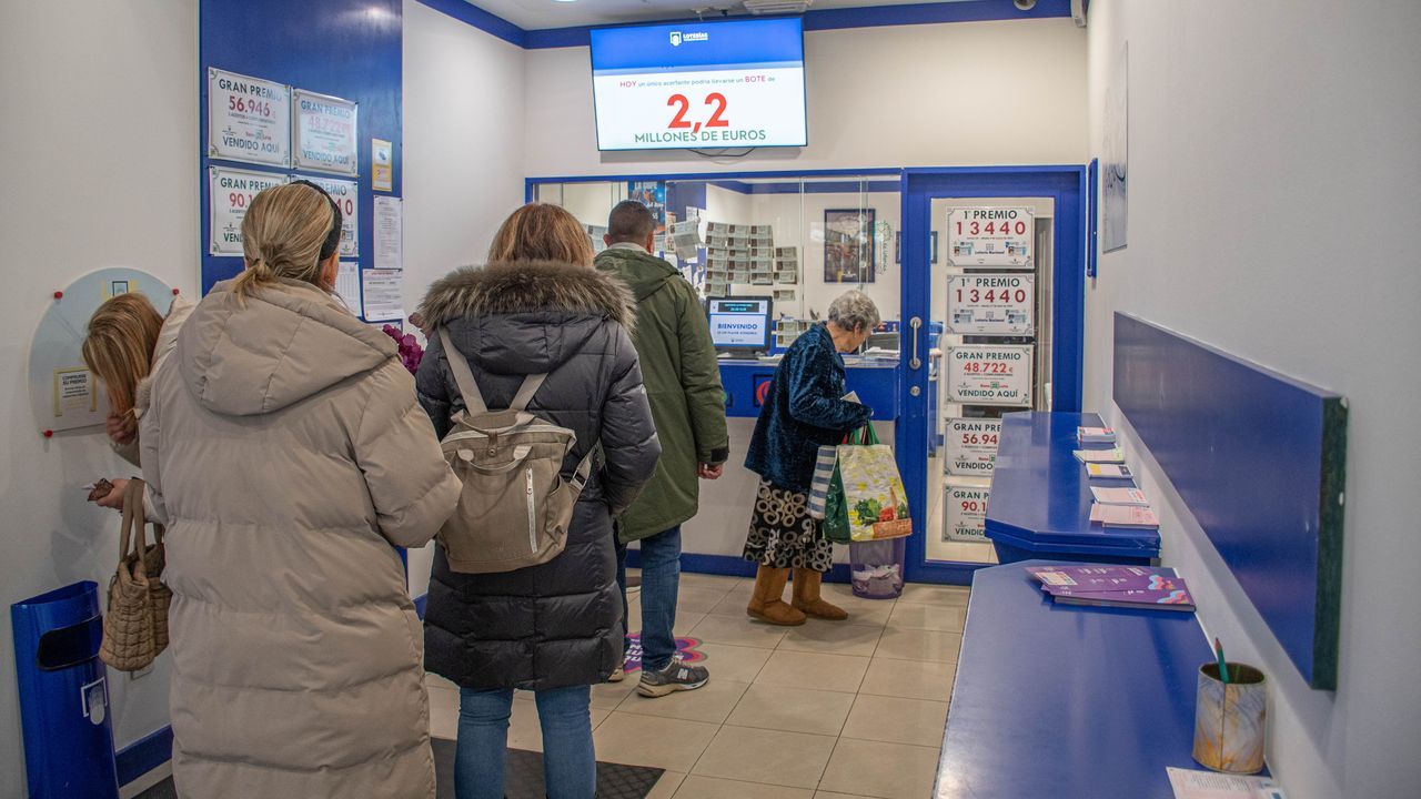 Nieve en la carretera de Quiroga a Folgoso do Courel.En la administraci&oacute;n de la R&uacute;a Nova hab&iacute;a ayer importante actividad
