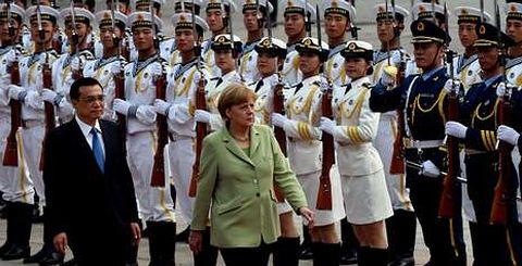 Angela Merkel pasa revista en Pekn a una unidad militar, acompaada por el primer ministro chino Li Keqiang. 