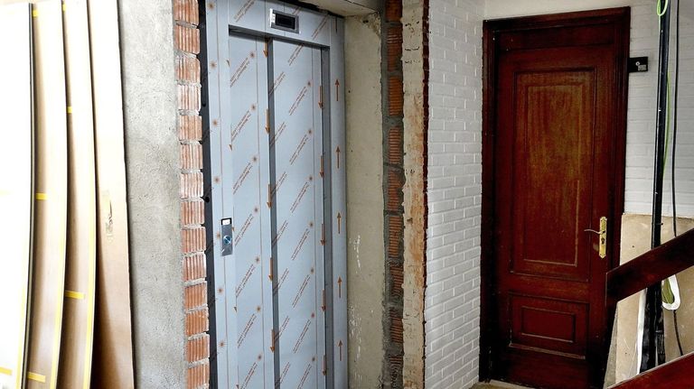 Una persona herida tras caer por el hueco de un ascensor en un edificio de Vigo