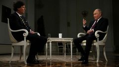Tucker Carlson y Vladimir Putin durante la entrevista en Moscú.