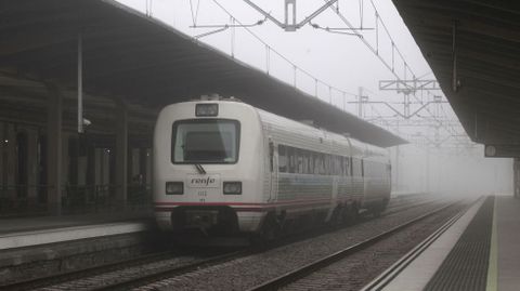 Un tren de viajeros, parado en el andén primero de la estación de Monforte hace unos días