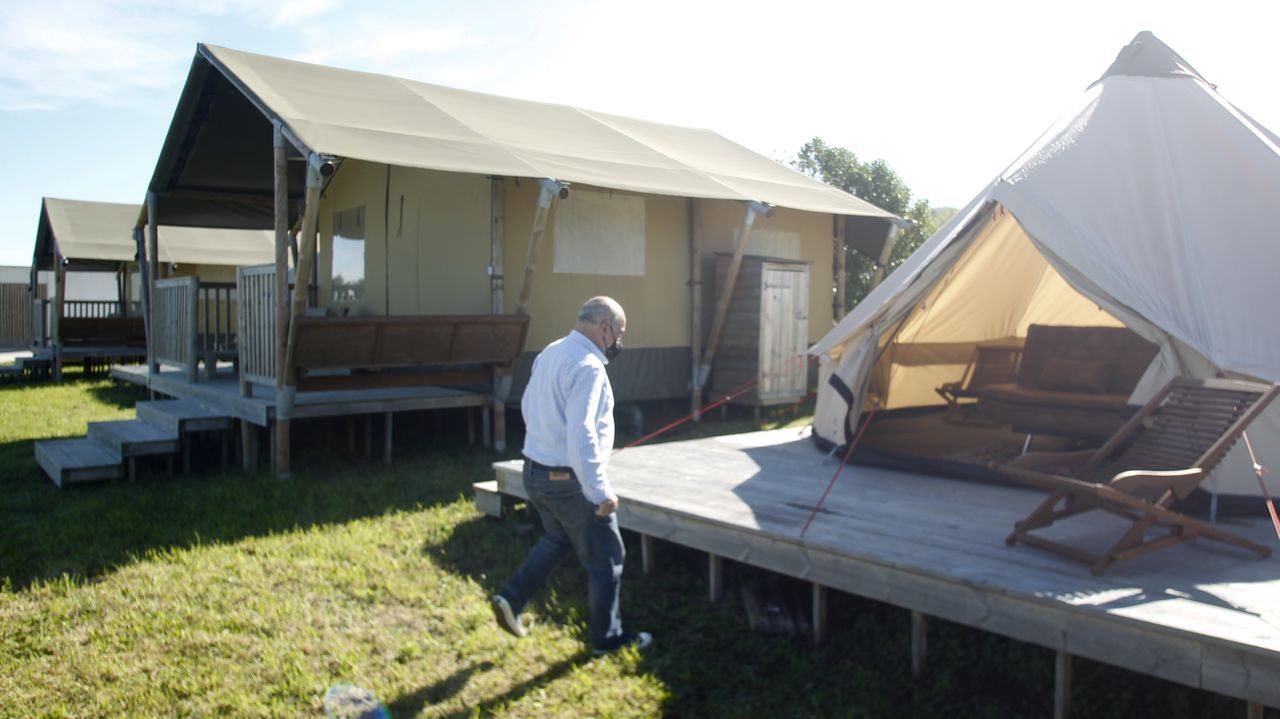 Las imgenes del acto de despedida del buque logstico australiano.Megasa, con foto de archivo