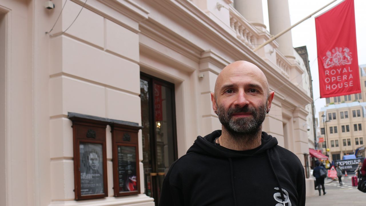 Ricardo Pardo posa bajo la bandera de entrada al Royal Opera House