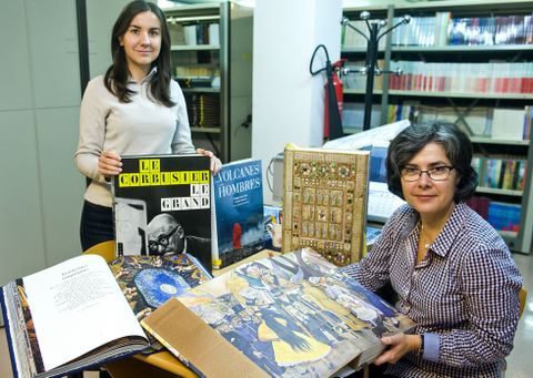 Mara Manso y Antonieta Candamio, ayer, con libros de Le Corbusier o Diego Rivera. 