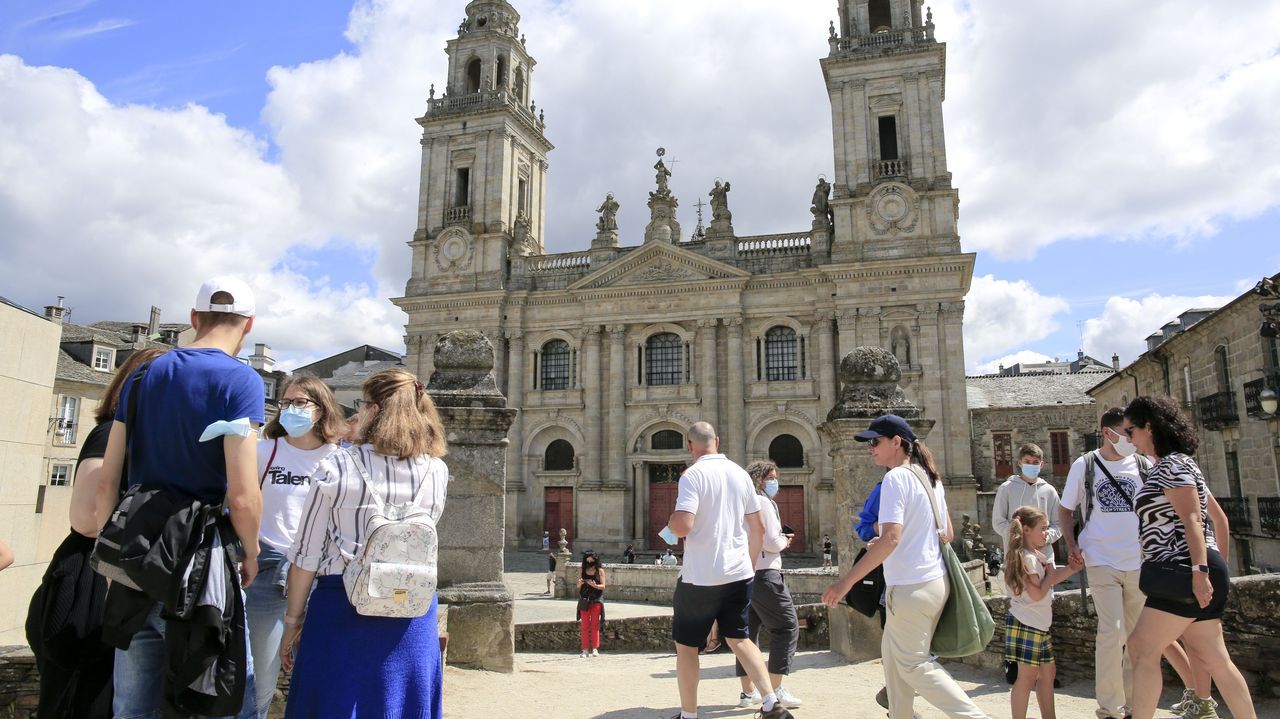 Puentes para todos los gustos.El entorno de la Catedral de Lugo con turistas