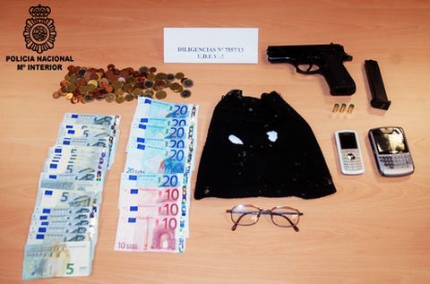 Dinero, capuchas y pistola detonadora que la polica incaut a Piata y su hija